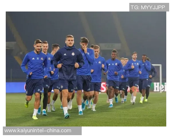 国足在下半场迎战克罗地亚全力以赴展现拼搏精神与团队合作